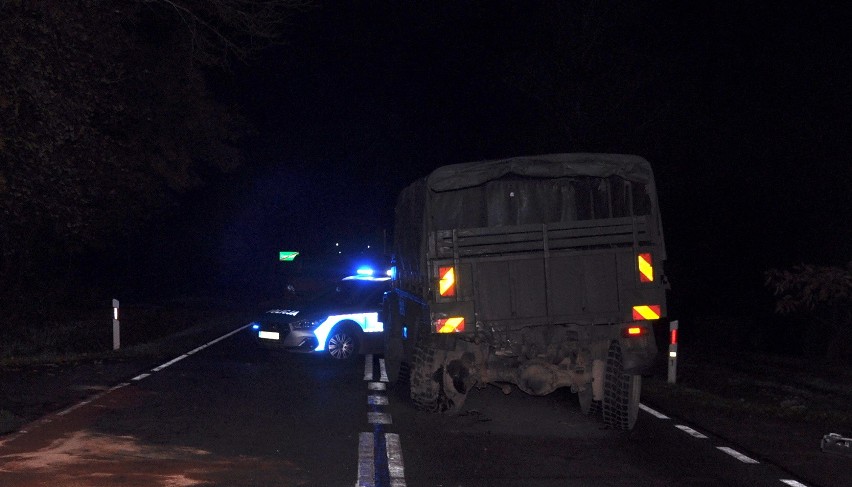 Gaudynki. Wypadek na DK 63. Osobówka wbiła się w wojskową ciężarówkę (zdjęcia)