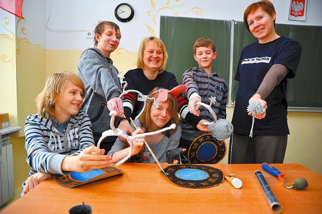 Stoją od lewej: Olgierd Czech, Agata Ratkiewicz (opiekun), Filip Matejko, Bernarda Trofimczuk (opiekun). Siedzą: Jakub Rafałko i Daria Dąbrowska