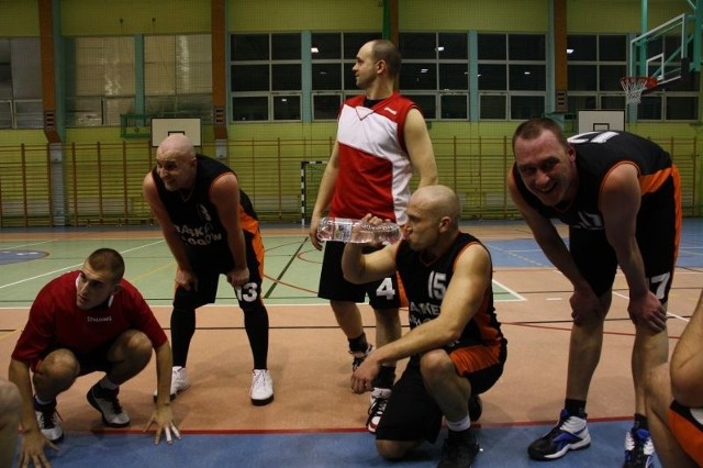 Gracze głogowskiego Basketu w starciu z WSTK włożyli mnóstwo wysiłku, na każdą przerwę schodzili wyczerpani.