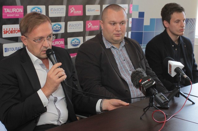 Przemysław Saczywko (w środku) prezes Rosy SA Radom wraz z nowymi sponsorami, Robertem Praskiem (z lewej) z firmy M.R. Prasek Peugeot Dealer i Paweł Wolak z firmy ATAF.