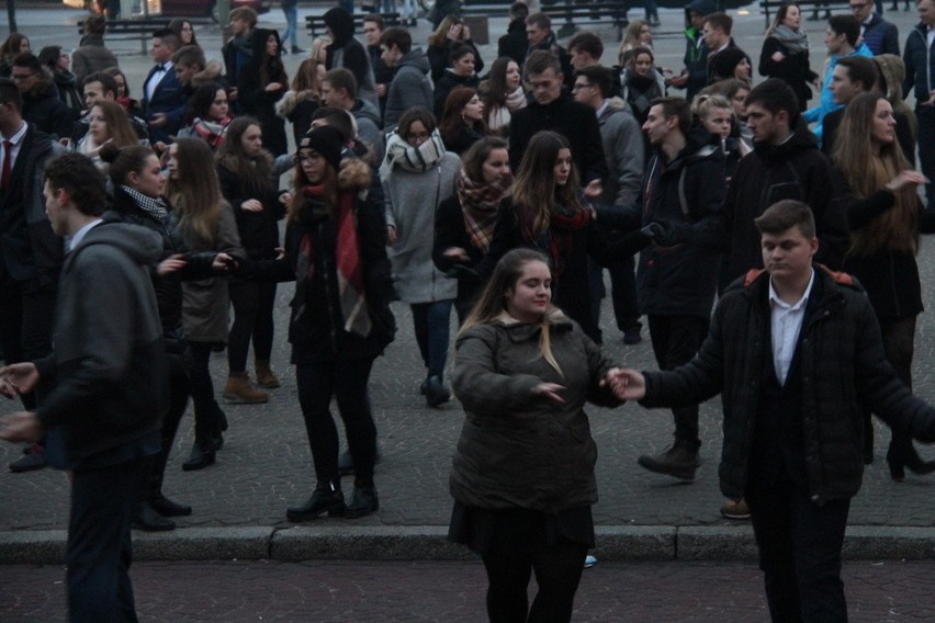 Dąbrowscy maturzyści zatańczyli poloneza na placu Wolności