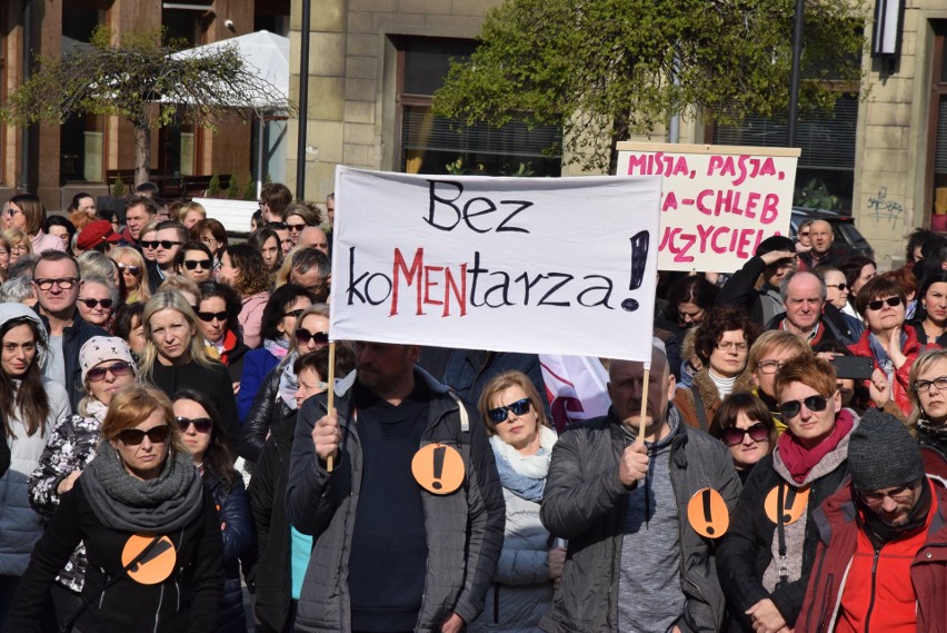 Bielsko-Biała: Wiec poparcia dla strajkujących nauczycieli. Plac Chrobrego wypełniony po brzegi [ZDJĘCIA]