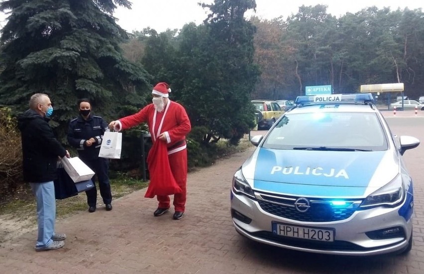 Kozieniccy policjanci podarowali prezenty dzieciom z...