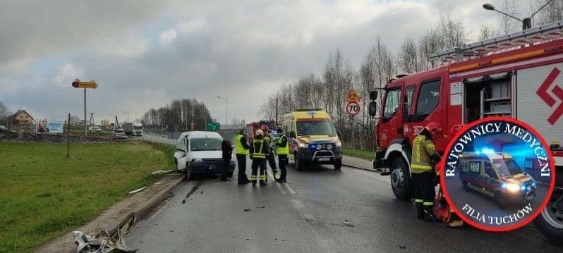 W wypadku na DW 977 w Tuchowie brały udział dwa samochody:...