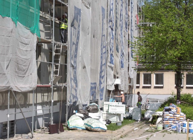 Od kilkunastu dni trwają prace przy podstawówce numer 32 na Plantach. Zimą w budynku będzie cieplej a uczniów ucieszy nowa elewacje szkoły.