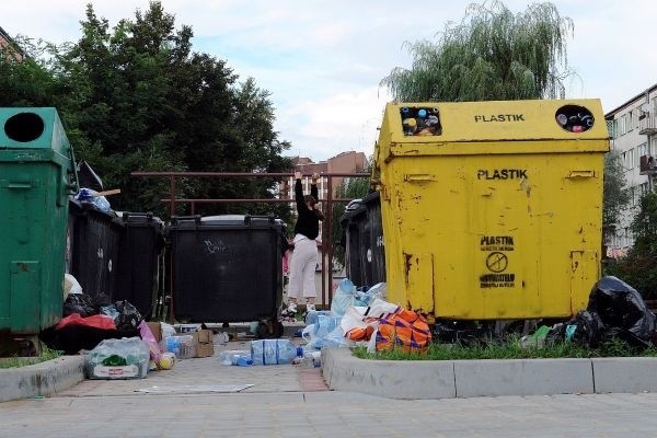 Mieszkańcy bloków przy ulicy Dekutowskiego 12 oraz 14 narzekają na kilogramy nieczystości pozostawianych poza kontenerami na śmieci, a także uciążliwy w upalne oraz wietrzne dni smród.
