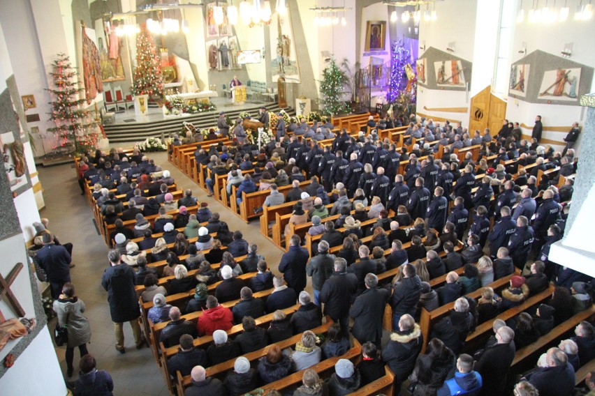 Ostatnie pożegnanie aspiranta Krzysztofa Węglińskiego z Tarnobrzega - policjanta, który zginął w wypadku jadąc na służbę  [ZDJĘCIA]