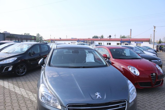 Najwięcej ofert sprzedaży samochodów używanych w marcu 2023 roku pojawiło się w województwie mazowieckim, a najmniej w województwie opolskim.