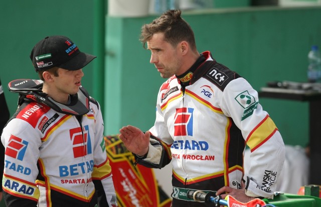 Adrian Gała (z lewej) wysłuchuje rad innej gorącej głowy, Tomasza Jędrzejaka.