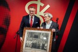 Tomasz Salski otrzymał od Jacka Bogusiaka unikalną pamiątkę ŁKS sprzed 74 lat