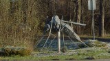 Tu na Dolnym Śląsku stoi rzeźba wielkiego komara. Atrakcja turystyczna w skrócie opisuje uroki życia przy stawach. Wiesz gdzie to jest?