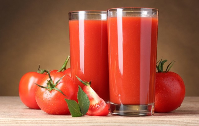 Ponadto pomidory w ponad 90 proc. składają się z wody, dlatego są uważane za produkty niskokaloryczne. Szklanka soku pomidorowego zawiera tylko 26 kcal – przy czym taką liczbę kalorii można spalić podczas kilkuminutowego szybkiego spaceru. 
