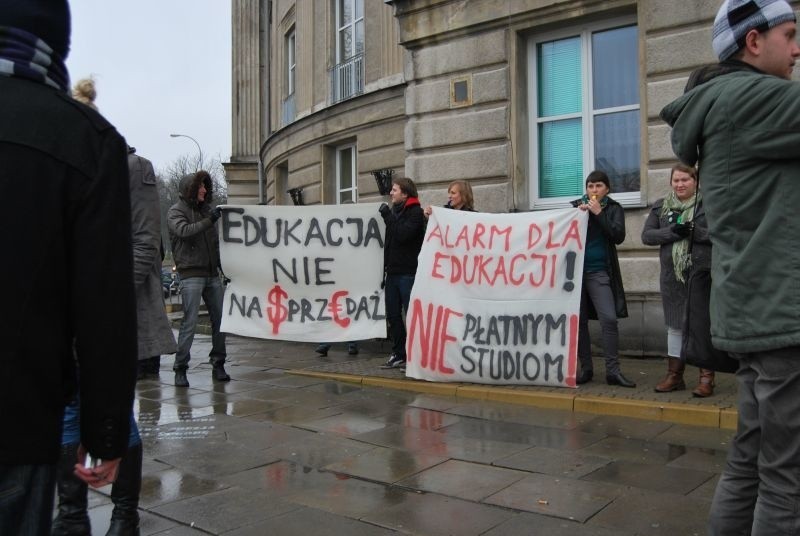 Bialostoccy studenci protestowali na Placu Uniwersyteckim.