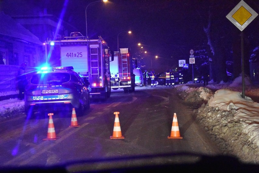 Gorlice. Kolizja na skrzyżowaniu ulic Szpitalnej i Armii Krajowej. Drogę tarasują dwa rozbite samochody. Uważajcie, bo jest bardzo ślisko