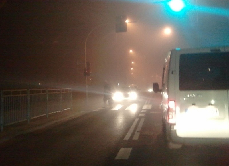 Mgła we Wrocławiu. Odwołane loty, wypadki na ulicach miasta