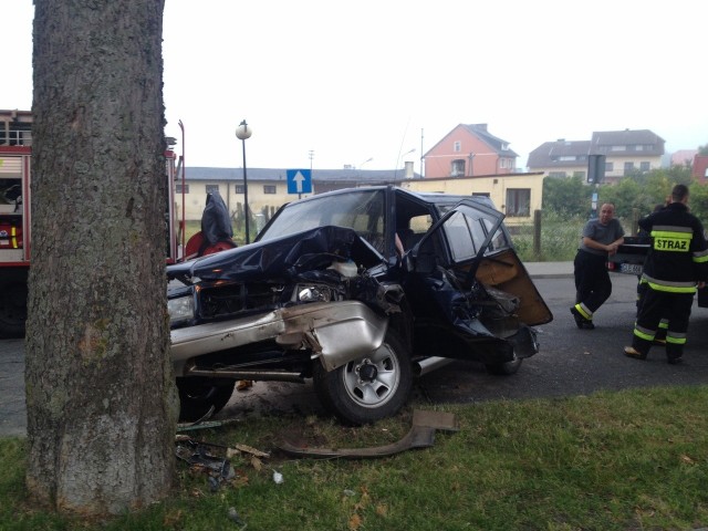 Przy ulicy Kościuszki w Łebie kierowca suzuki zjechał na przeciwny pasa ruchu i uderzył w drzewo.