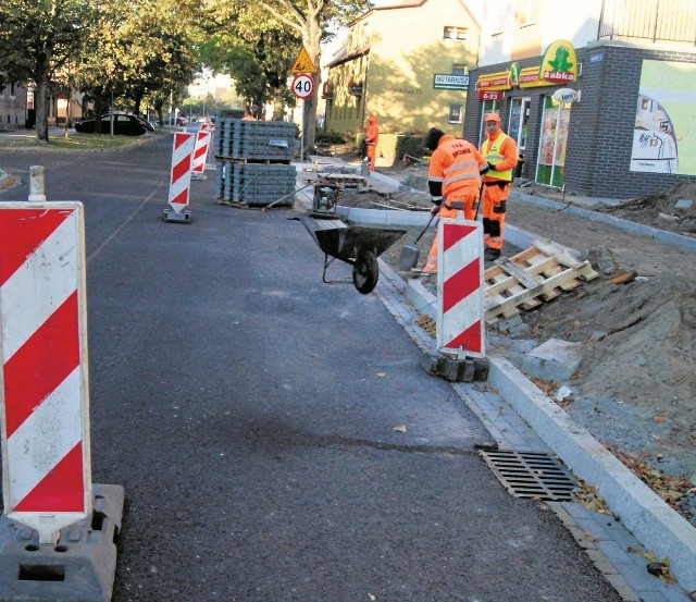 Przebudowa fragmentu ul. Bankowej w Policach ma być zakończona w połowie listopada. Kończone są chodniki i zatoki parkingowe