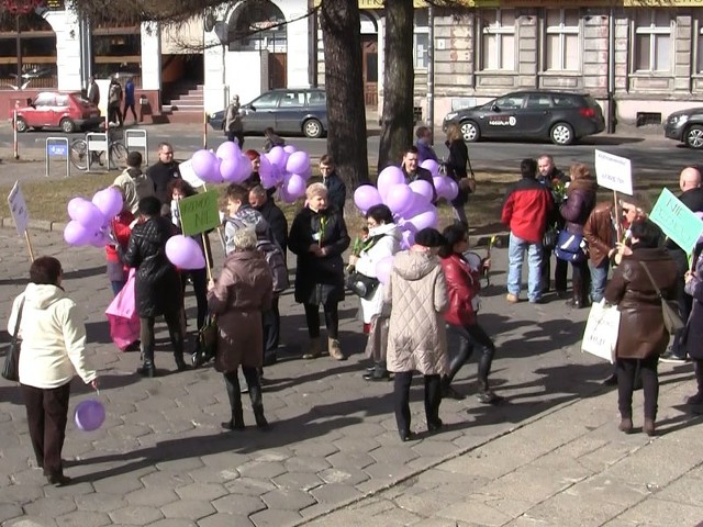 Ponad 50 osób, w większości panie, przeszło dzis ulicami Koszalina. To z okazji 8 marca - Dnia Kobiet.
