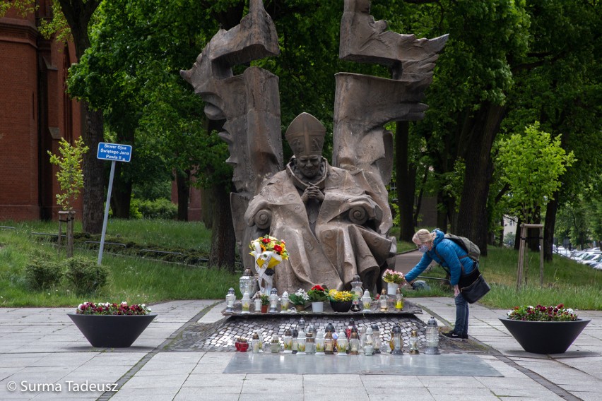 100. rocznica urodzin Karola Wojtyły. Złożono kwiaty i zapalono znicze przed pomnikiem papieskim w Stargardzie ZDJĘCIA