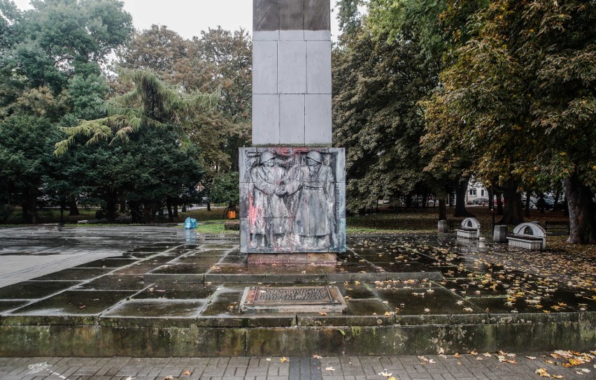 Pomnik Wdzięczności Armii Radzieckiej stoi na pl. Ofiar...