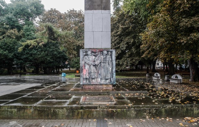 Pomnik Wdzięczności Armii Radzieckiej stoi na pl. Ofiar Getta (dawniej Zwycięstwa) od 1951 r. i gloryfikuje armię, która przepędzając Niemców z Polski jednocześnie zainstalowała siłą nowy ustrój komunistyczny.