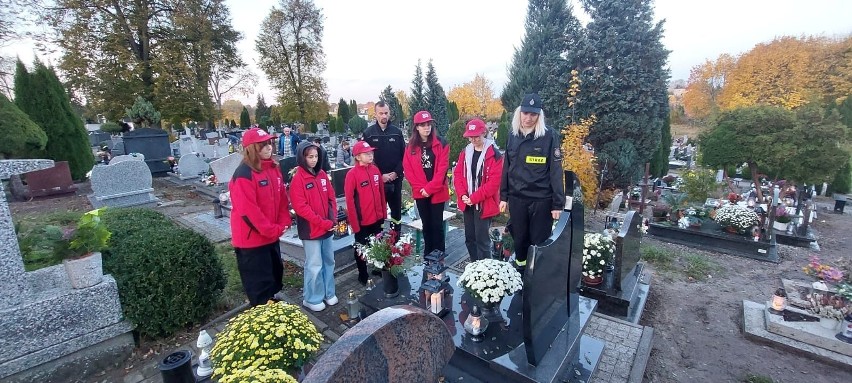 Członkowie OSP Kaliska Kościerskie odwiedzili cmentarz parafialny w Kościerzynie, gdzie spoczywają strażacy  