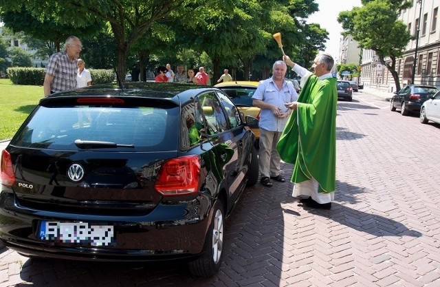 Samochody święcił proboszcz katedry ks. Ireneusz Kulesza.