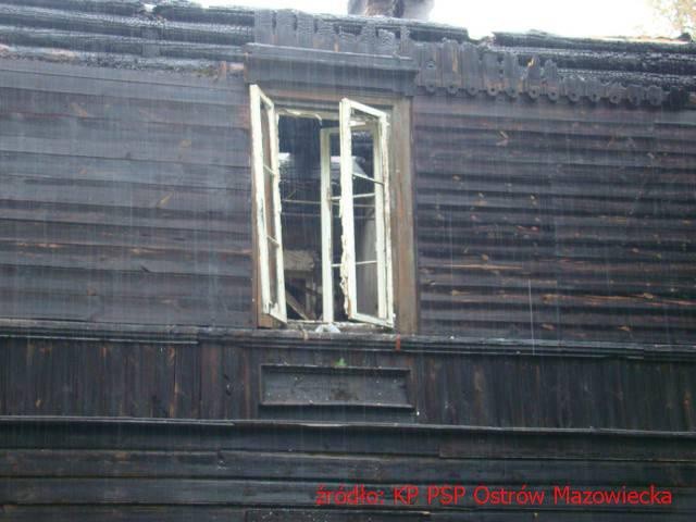 W Komorowie k/Ostrowi Mazowieckiej strazacy 17 godzin gasili stary, drewniany budynek, w którym na szczeście juz nikt nie mieszkal.