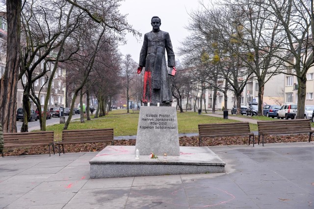 Ks. Henryk Jankowski zmarł w 2010 r. 4-metrowy pomnik stanął w Gdańsku w 2012 r. Teraz wzbudza kontrowersje, podobnie jak inne publiczne formy uhonorowania duchownego