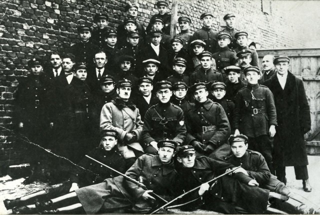 11 listopada 1918 w wielu miejscowościach naszego regionu Polacy rozbrajali oddziały niemieckie. W Łodzi rozbrajanie patroli niemieckich zaczęło się tego dnia po południu. Na zdjęciu oddział POW Bałuty.