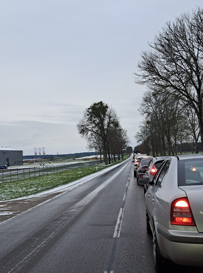 Bielsk Podlaski - Białystok. Fatalne warunki drogowe na DK 19. Sparaliżowany ruch z powodu oblodzenia nawierzchni