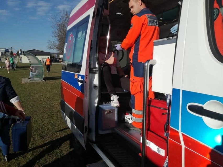 Karetka na boisku. Dwie poważne kontuzje na meczu w Bodzentynie. Piłkarz Hetmana ze złamanym nosem trafił do szpitala [ZDJĘCIA]