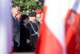 „Dziś możemy cieszyć się tym, że Polska jest wolna”. Marszałek Sejmu i szef MON na uroczystościach w Legnicy