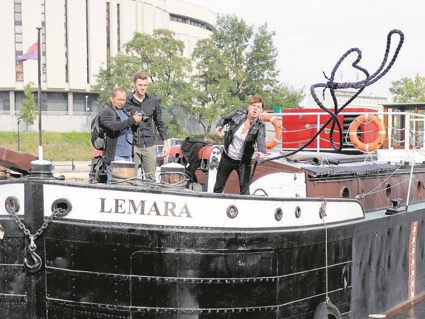 Zabytkowa barka Lemara została odholowana do nabrzeża przy...