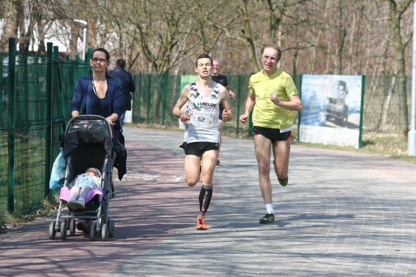 Biegli w niedzielę nad Zalewem Zemborzyckiem. To ostatni bieg z cyklu "Cztery Dychy do Maratonu" [DUŻO ZDJĘĆ]