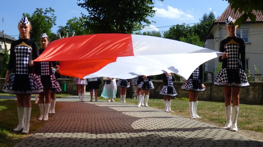 Wielką biało-czerwoną flagę w Skalbmierzu prezentują...