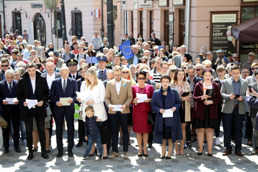 ''Oda do radości'' popłynęła z ratusza. Na maszt wciągnięto flagę UE. Tak Lublin świętował 15 lat wstąpienia do Unii (WIDEO, ZDJĘCIA)