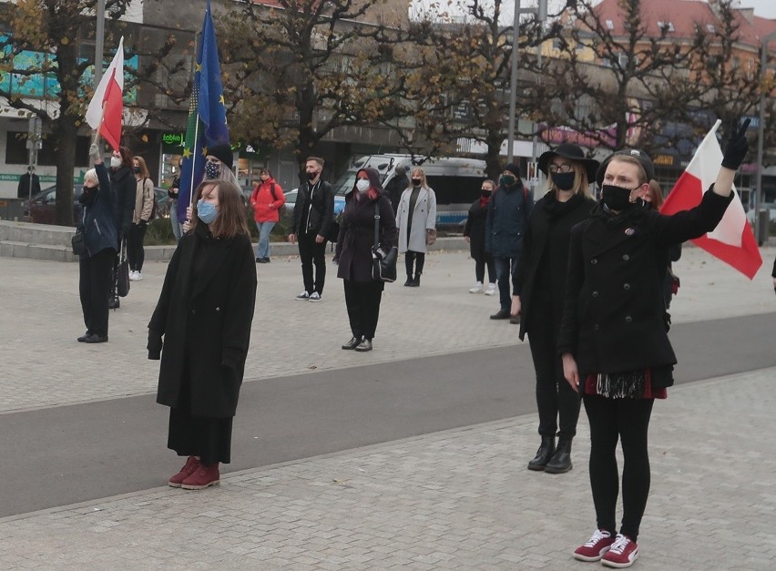 Strajk kobiet w Szczecinie. Patriotyczne spotkanie na pl. Adamowicza. ZDJĘCIA - 11.11.2020