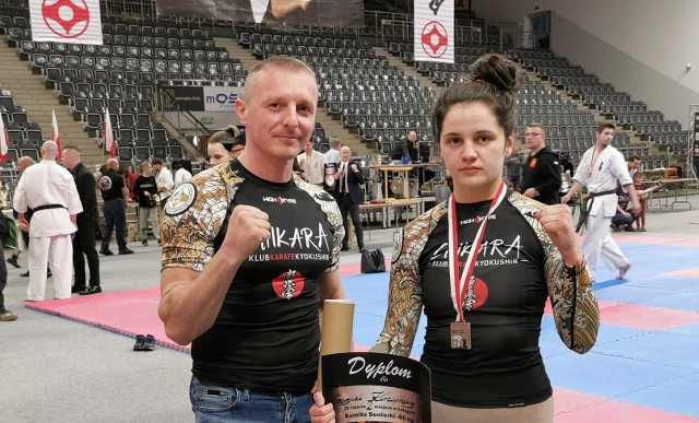Gabriela Kurczyńska wicemistrzyni Polski oraz jej trener sensei Ernest Miszczyk z kieleckiego Klubu Karate Kyokushin Chikara.