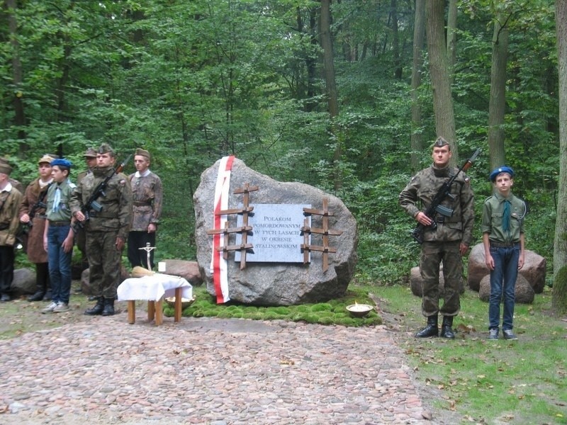Odsłonięto pomnik ofiar zbrodni w lasach pod Gądkami [ZDJĘCIA]