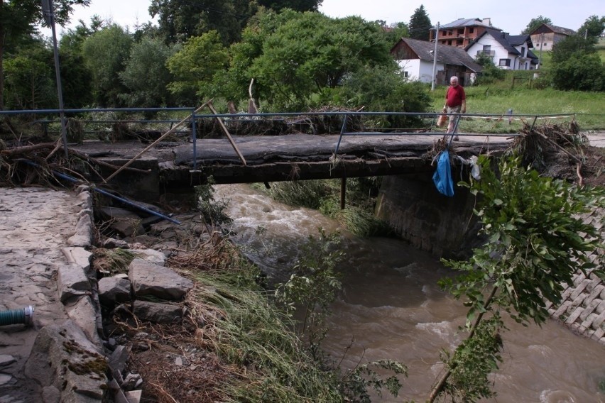 Powódź niosła wielkie spustoszenie, niszczyła drogi, mosty...