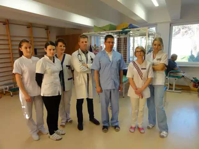 Od lewej: Beata Tokarczyk i Magdalena Komin - fizjoterapeutki, Monika Orzeł - pielęgniarka, pediatra Łukasz Kobiela, dyrektor Rafał Stabrawa oraz pielęgniarki: Bernadetta Adamczyk i Magdalena Dziedzic
