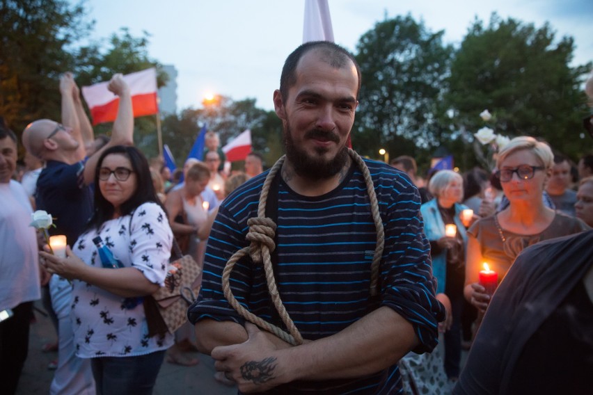 „Łańcuch światła” pod sądami połączył tysiące krakowian [ZDJĘCIA]