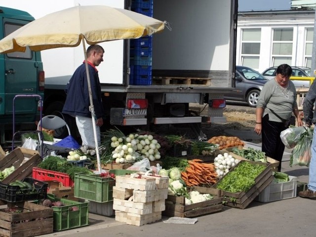 Przy stoiskach z warzywami królowały oczywiście pomidory wycenione na od 2,50 do 5 zł za kg, ogórki te najsmaczniejsze pole - kosztowały 2-3 zł, podobnie jak kilogram cebuli.