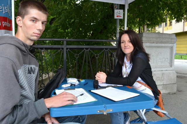 Przedstawiciele Kongresu Nowej Prawicy zbierają podpisy ws. referendum dotyczącego likwidacji Straży Miejskiej w Bielsku-Białej.