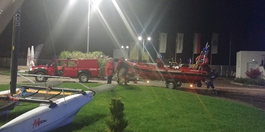 Strażacy z Polic uratowali żeglarza. Udana akcja na Zalewie Szczecińskim. ZDJĘCIA