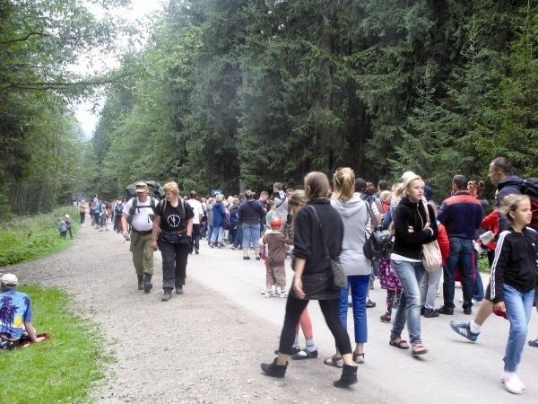 Takie tłumy szły w środę do Morskiego Oka. Czy już wkrótce turyści będą musieli kupić polisę na  czas pobytu w górach?