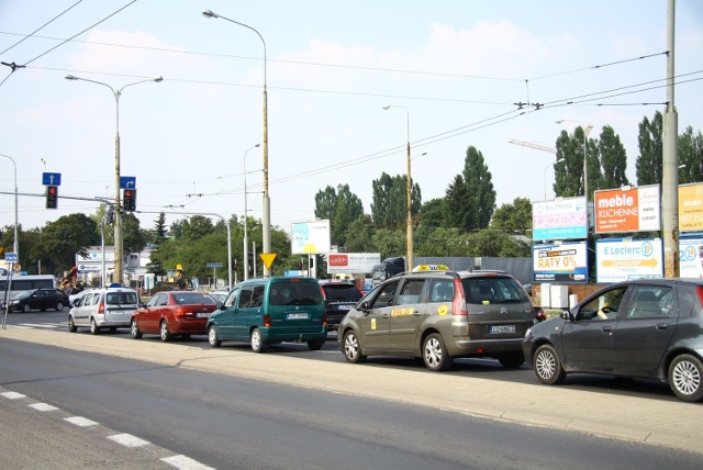 Samochody nim przejadą przez skrzyżowanie stoją nawet po 10 minut na światłach