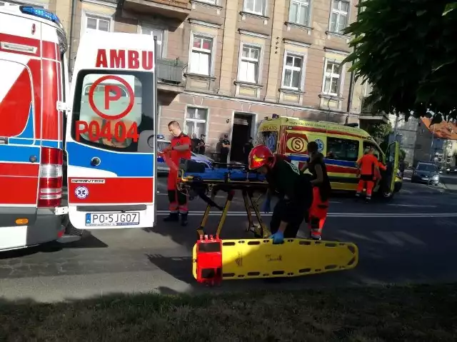 W niedzielny poranek policja w Kaliszu otrzymała informację o mężczyźnie, który grozi, że wyskoczy z okna kamienicy przy ul. Kopernika. Mimo zakrojonej na szeroką skalę akcji służb ratunkowych, desperata nie udało się powstrzymać. Zobacz więcej zdjęć ---->
