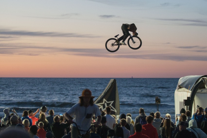 Nocne pokazy Sound of Gravity Ustka i Air Moves Gathering w...